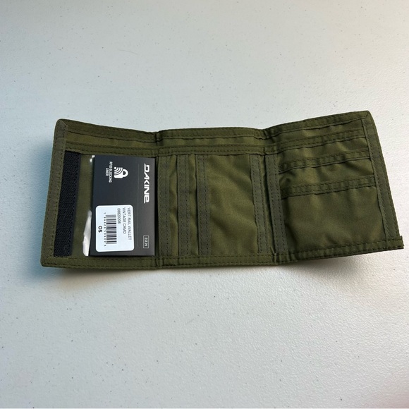 Dakine NWT Trifold Camo Mens Wallet - Picture 2 of 4